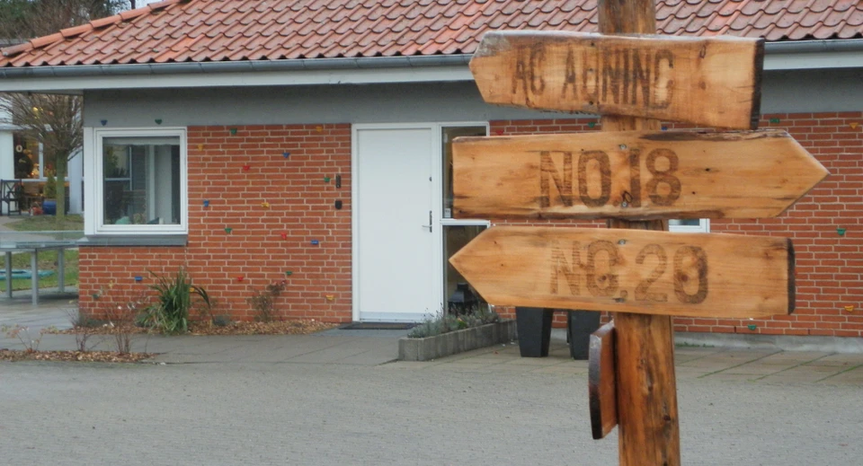 Et skilt der viser vej til de forskellige huse