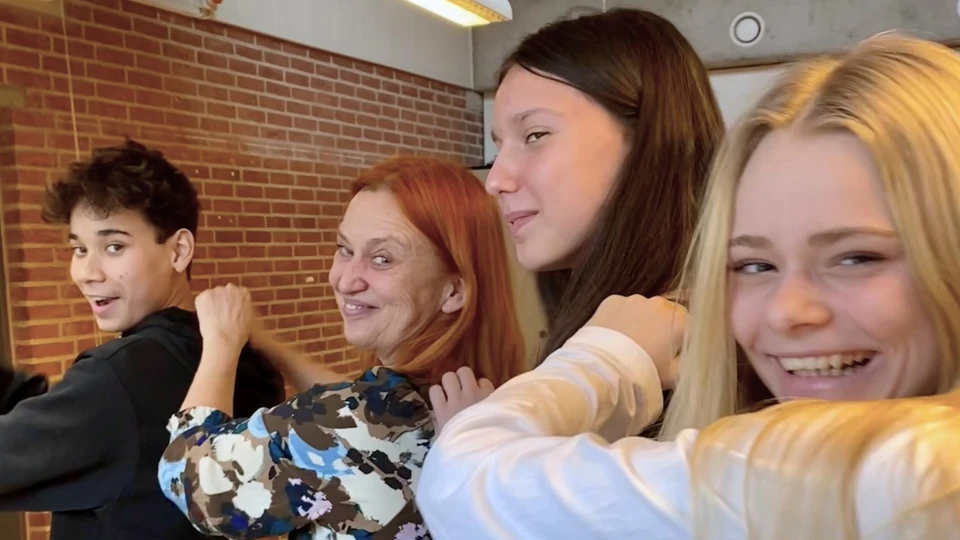 Foto - Rasmus Bach Thaastrup-Leth, Randers Teaters Tine Eibye, Iris Spahic og Mai Kathrine Husum fra 7.c på Søren Kanne Skolen.