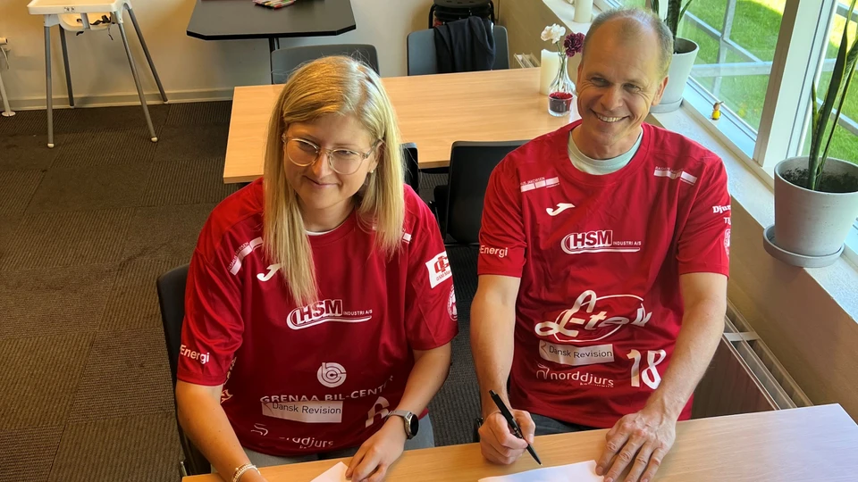  Direktør for Norddjurs Håndbold Karen Kristensen sammen med borgmester Kasper Bjerregaard, der begge i lørdags skrev under på kontrakten