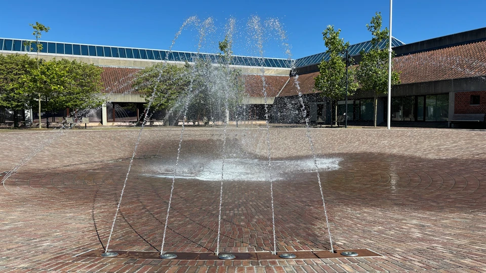 Springvand Skålen ved rådhuset i Grenaa.