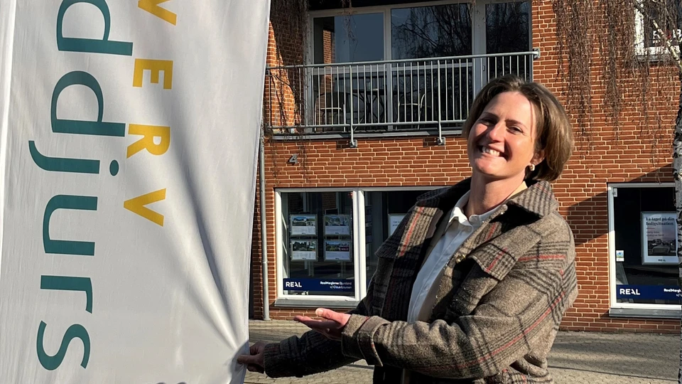 Helene Mouridsen  Erhvervskonsulent foran satellitkontoret i Auning