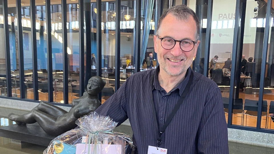 Regionalkonsulent Gordon Trier Holm fra DI Randers-Norddjurs, der rykker til Sjælland, fik til sidste uges møde i Djursland Udviklingsråd en gavekurv fra Norddjurs Kommune