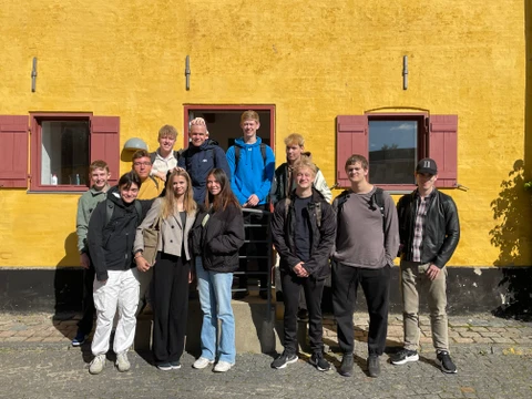 Gymnasieklasse foran arkivet