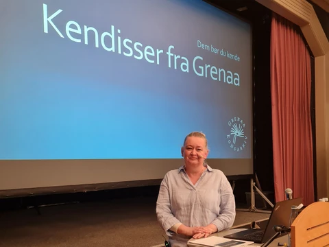 Nina holder foredrag om kendisser fra Grenaa