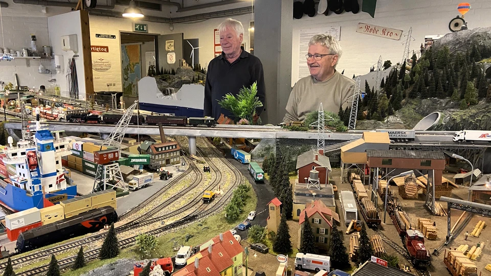Froggies modelklub - Der bliver hygget bygget og kørt med tog i skolens kælder