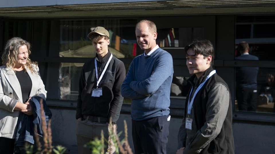 Borgmester Kaspers Bjerregaards deltager i åbningen af biodiversitetszoner hos VidenDjurs. Den unge til højre på billedet er Lukas, som citeres i pressemeddelelsen. VidenDjurs skal krediteres for dette billede.