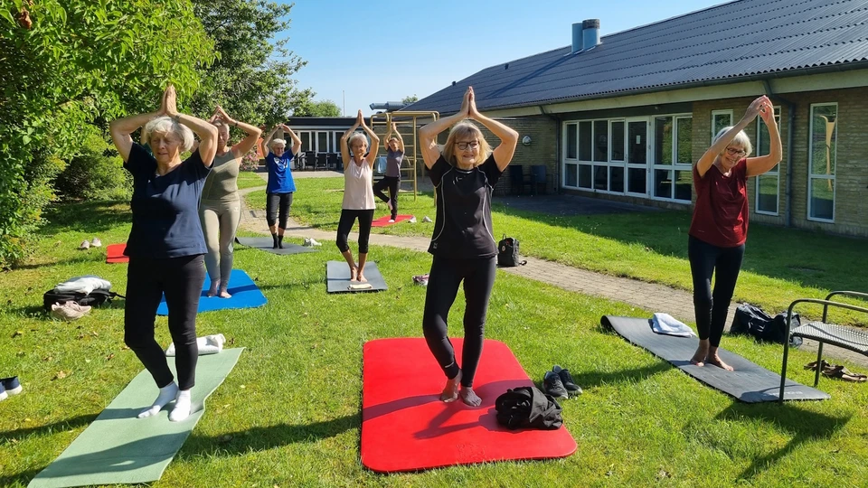 Billedet er fra en af sidste års aktiviteter, hvor borgere dyrker yoga i solskinnet.
