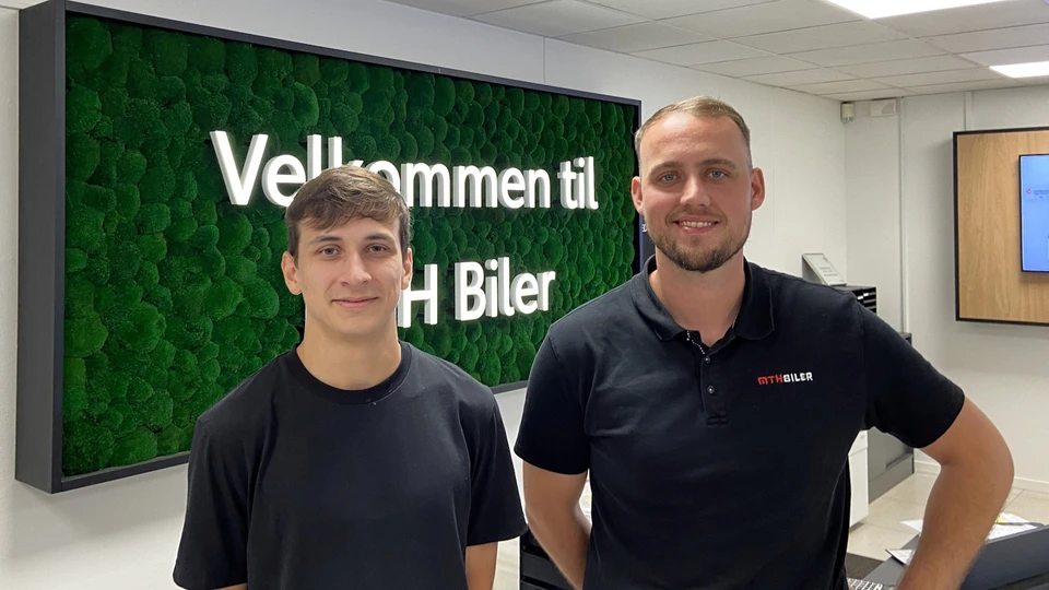 Magnus Mølgaard i hybridpraktik hos Toyota Grenaa med Nicolai Torp afdelingsleder